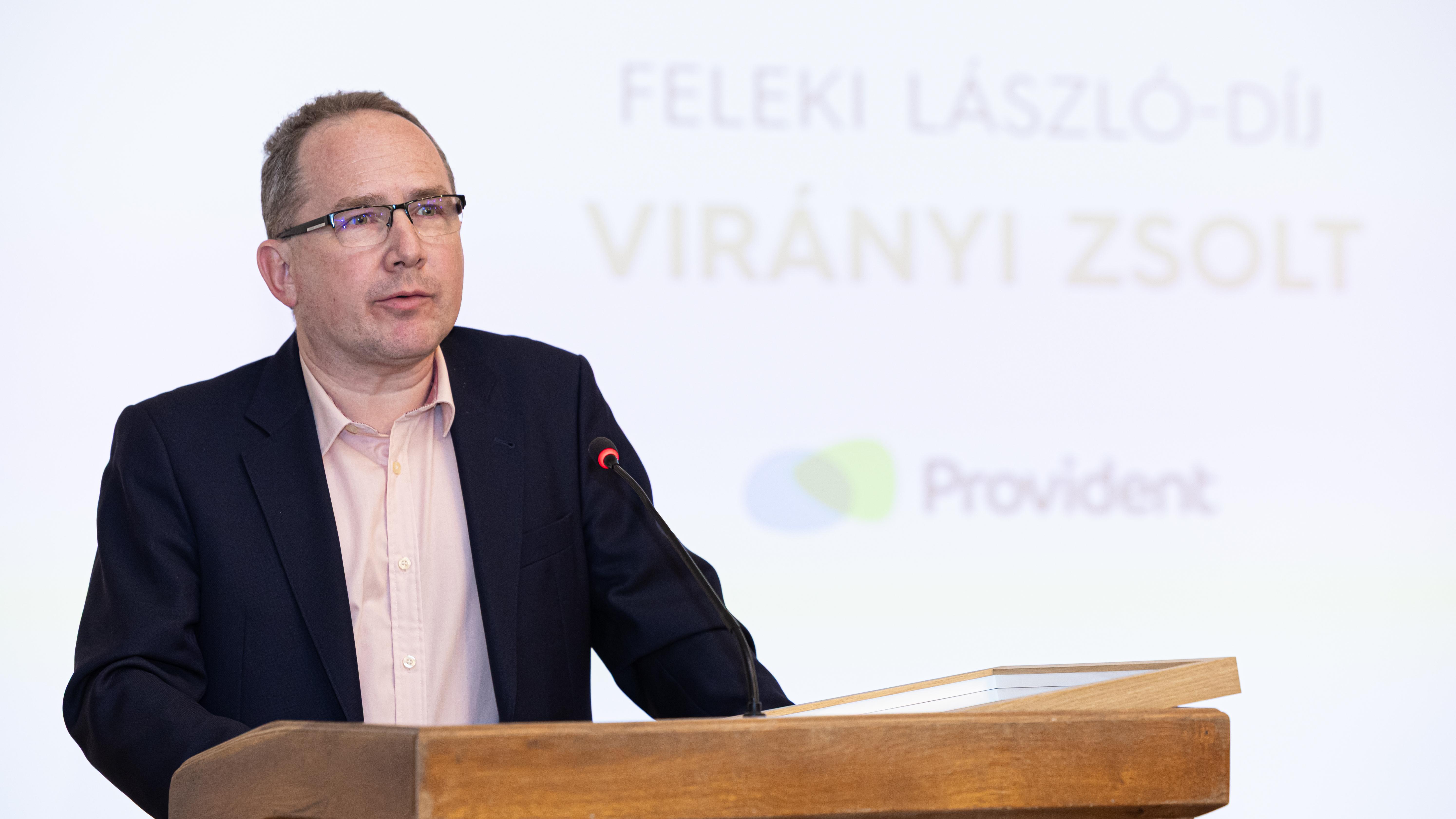 „Jól tud kérdezni, és ha kell, hallgatni, de tudjuk, hogy ez legalább annyira fontos”