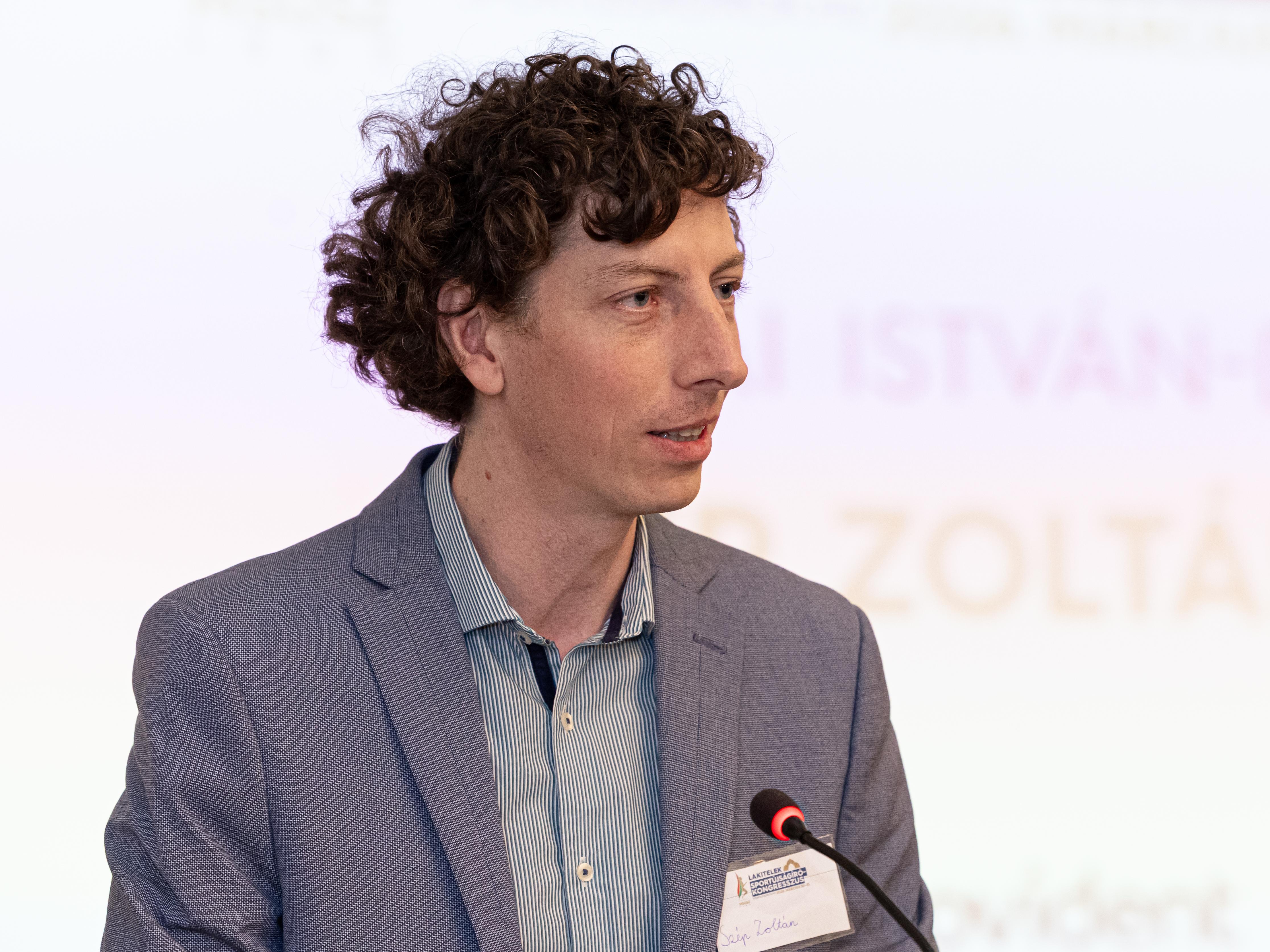 „Síléceken pincérkedik egy tálcát a hasára akasztva”